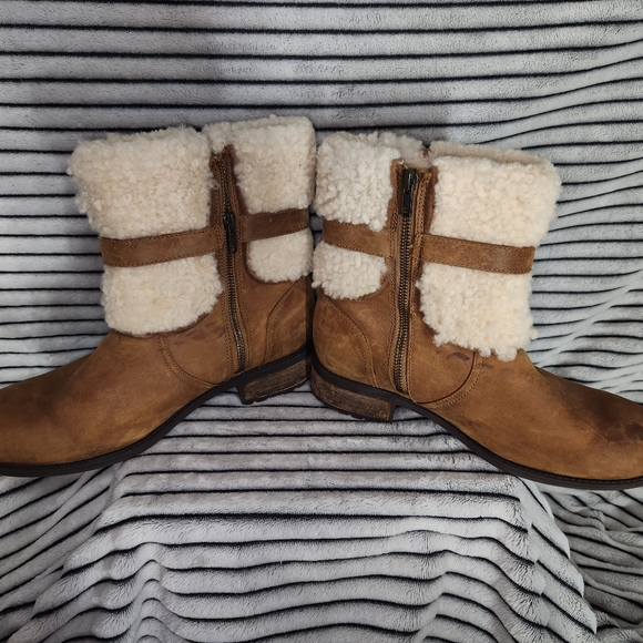 Ugg Blayre II leather and sheepskin belted winter boots, chestnut brown, size 10 - Picture 7 of 11